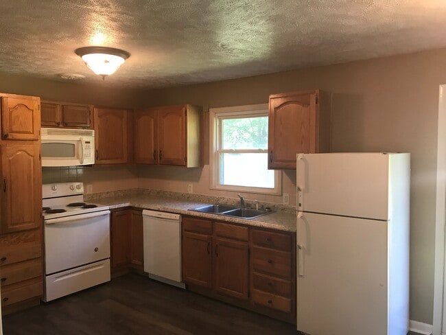 Building Photo - Updated SE Springfield Home -Available Now