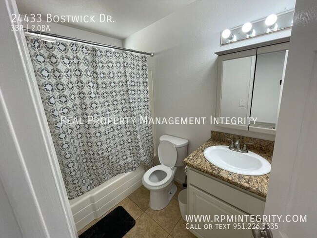 Building Photo - THREE BEDROOM TWO BATHROOM HOME WITH POOL.