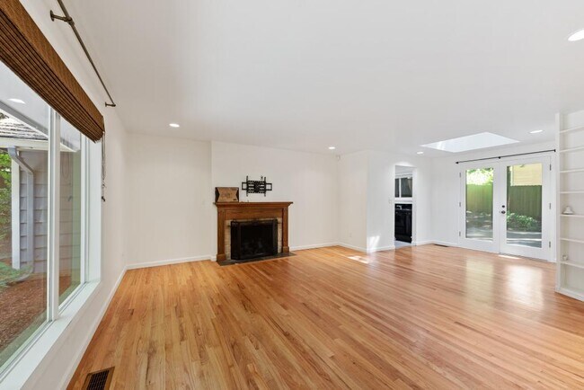 Building Photo - Beaux Arts Village Charmer - 3 bedrooms