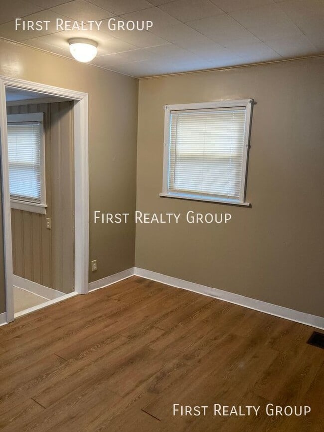 Building Photo - Nice 2 Bedroom, 1 Bath Single Family Home