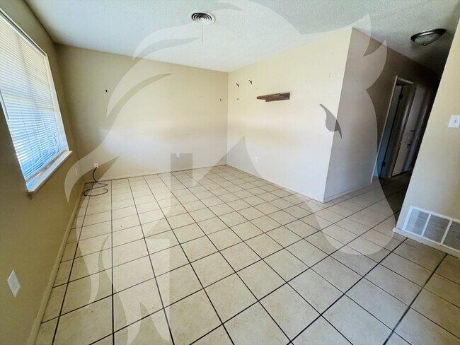 Building Photo - "Charming 4-Bed Oasis on NW Hoover Ave, Lawton"