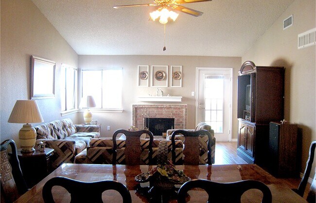 Building Photo - 2406 High Hollow Dr