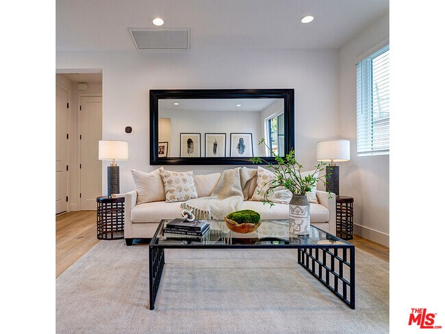 Foto del edificio - 819 N Sycamore Ave