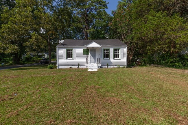 Building Photo - Newly Renovated 2/1 on Corner Lot w/ Sunro...