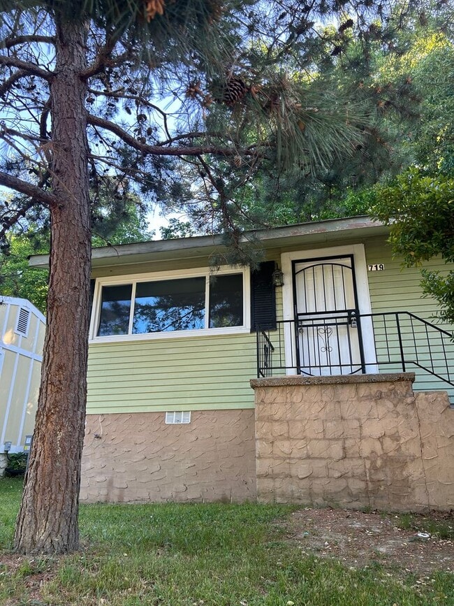 Building Photo - Cozy Home