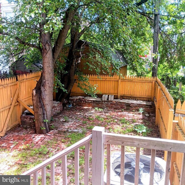 Building Photo - 804 N Front St