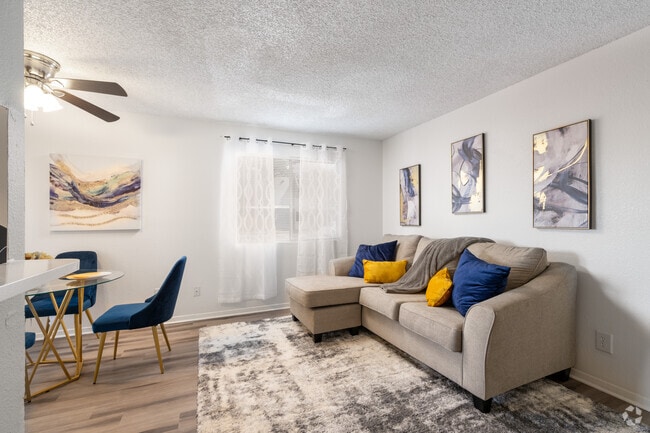 2BR, 1BA - 832SF - La Privada