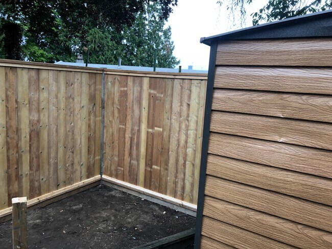 Cour arrière entièrement clôturée avec abri de jardin - 11535 Millar Rd