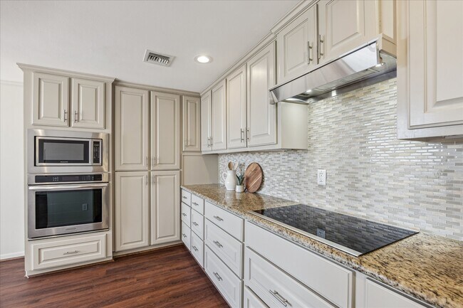 Building Photo - 49 Briar Hollow Ln