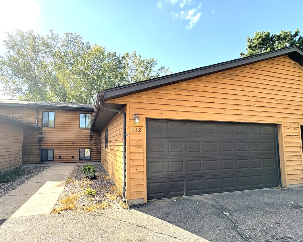 Primary Photo - 632 Saxonwood Rd