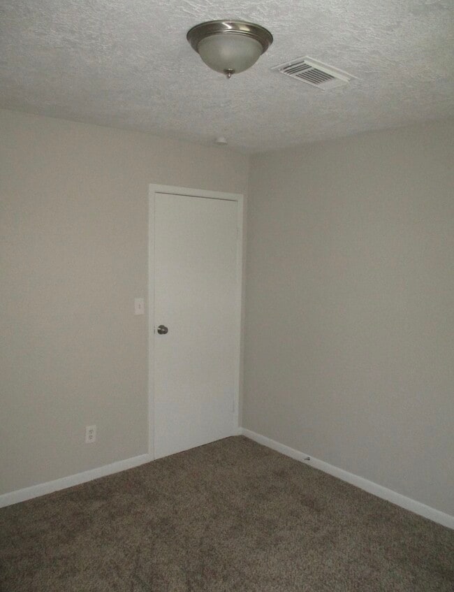 Building Photo - 8 Lanes End