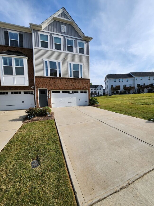 Building Photo - Beautiful 3BR/2.5BA Townhouse in Fort Mill...