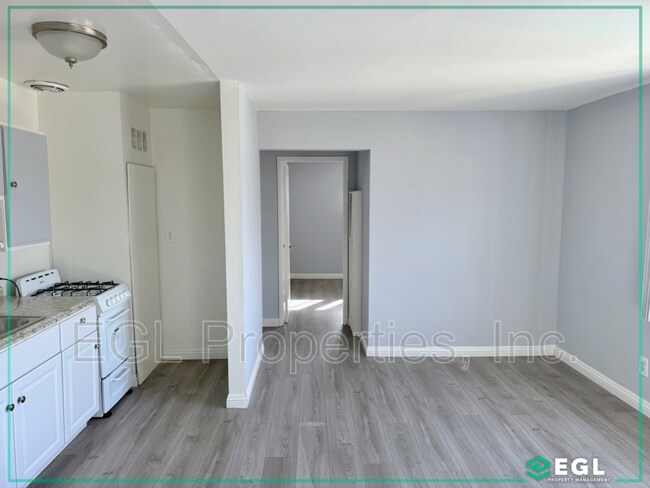 Building Photo - 3943 La Rica Ave