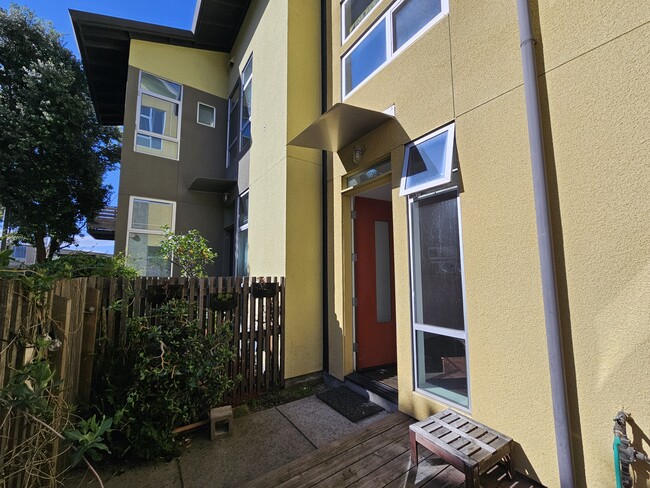 Building Photo - 5 Ealing Ln
