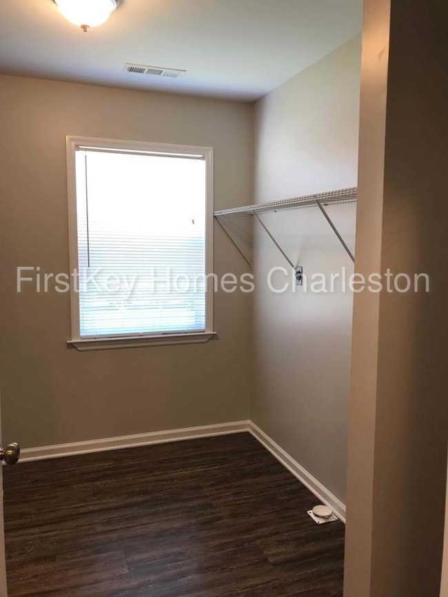 Building Photo - 5531 Buskirk Ave