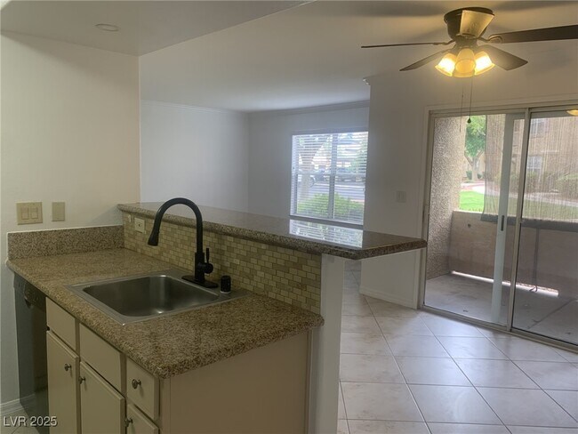 Foto del edificio - 2300 E Silverado Ranch Blvd