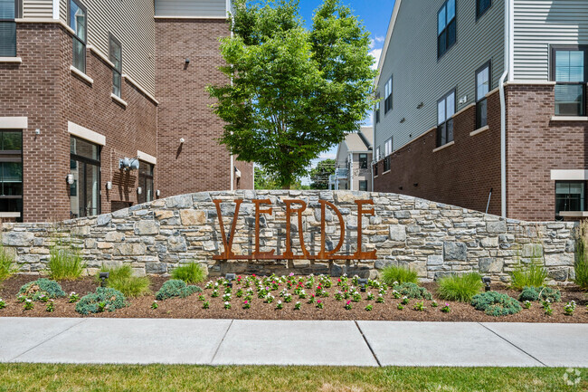 Letrero en el frente - VERDE Apartments