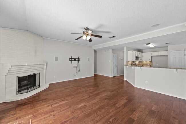 Foto del edificio - 3 Bedroom 2 Bathroom Home in Benbrook!