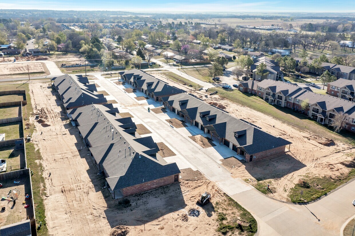 Primary Photo - 605 E Pams Dr