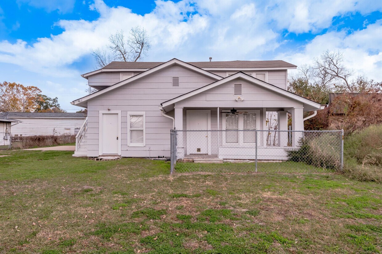 200 W Caroline St, Trinity, TX 75862 Townhome Rentals in Trinity TX