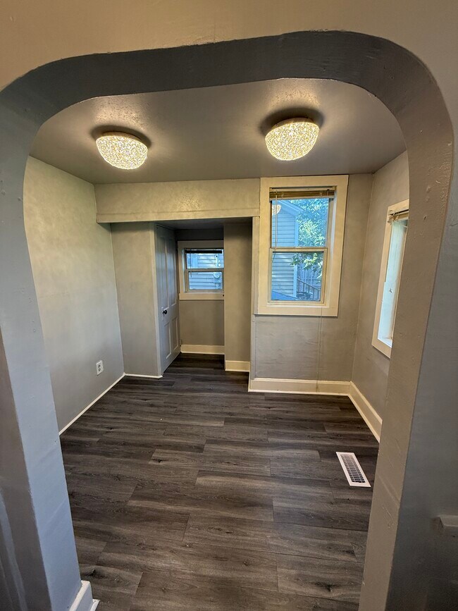 Comedor - 1504 W Dean Ave