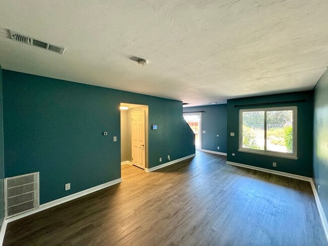 Building Photo - Great 2B/1.5BA Townhome in Vista!