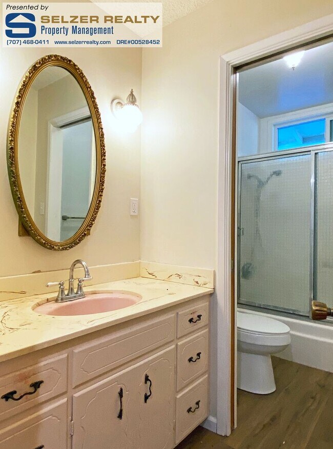 Building Photo - Charming 3 bd. split-level home; private s...
