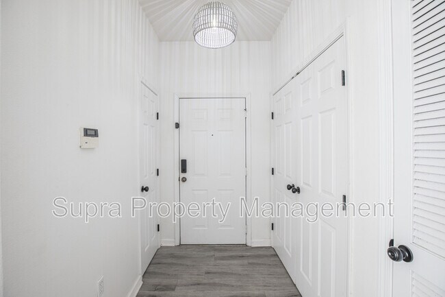 Foto del edificio - 7990 Baymeadows Rd E