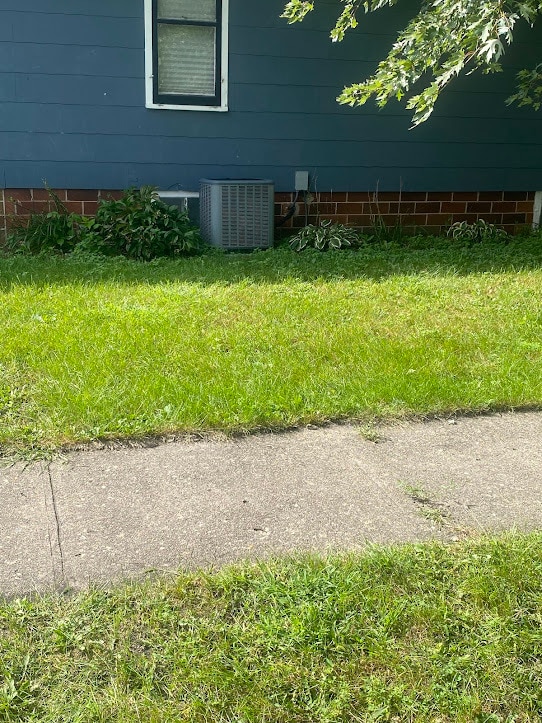 Building Photo - 320 Maple St