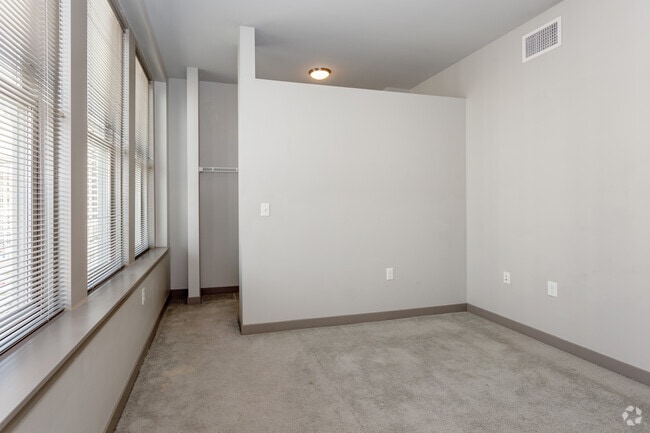 2BR, 2BA - 1080 SF - Argyle on 12th
