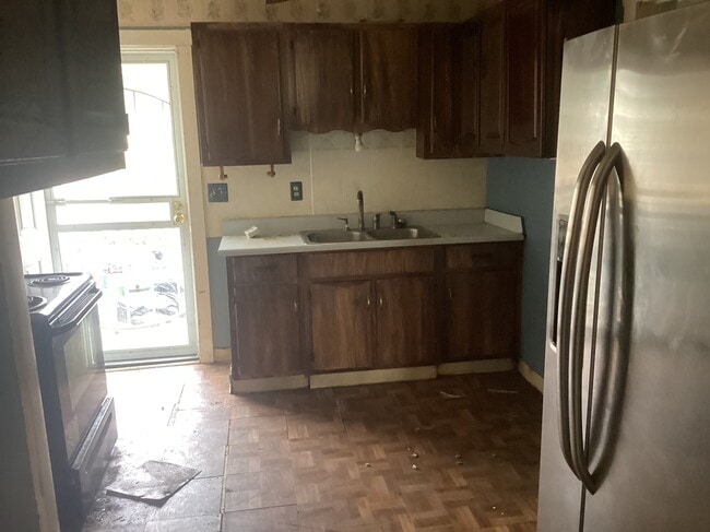 Kitchen - 651 E 93rd St