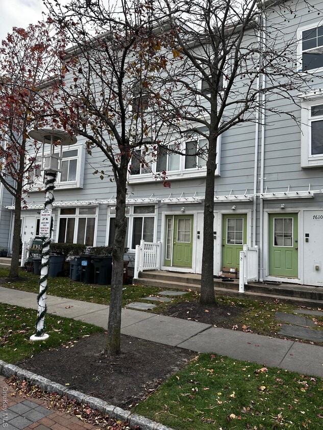 Building Photo - 76-12 Aquatic Dr