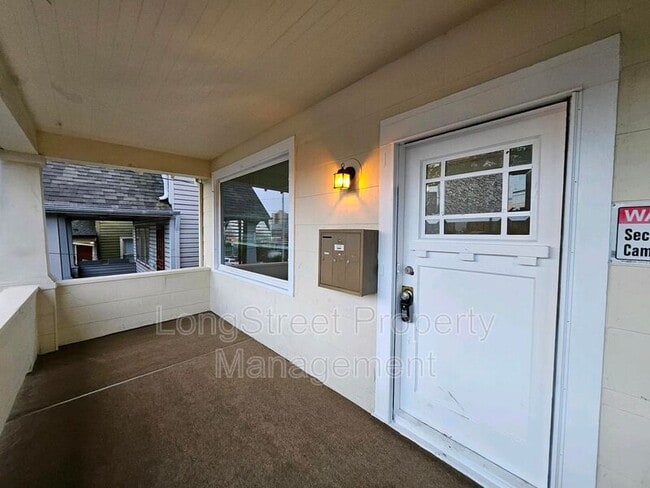 Building Photo - 634 SW Grant St.