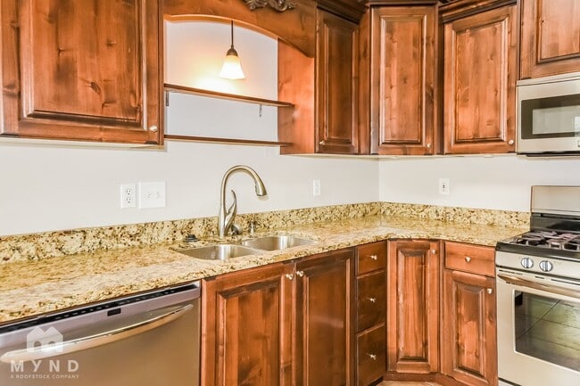 Building Photo - 5403 Vista Dr