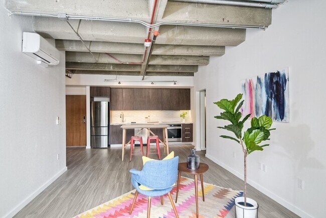 Foto del edificio - 2466 1st Ave