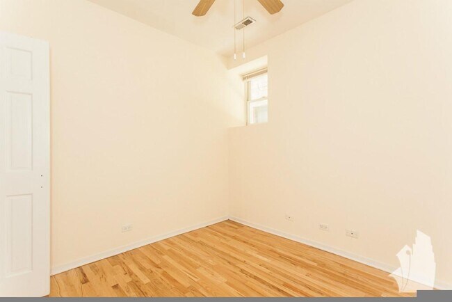 Foto del edificio - 2320 N Southport Ave