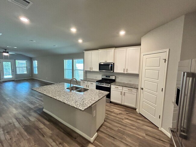 Foto del edificio - Contemporary 4-bedroom, 3-bathroom