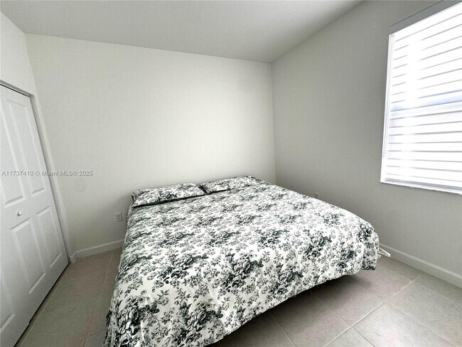 Foto del edificio - 2481 SW 25th Ave