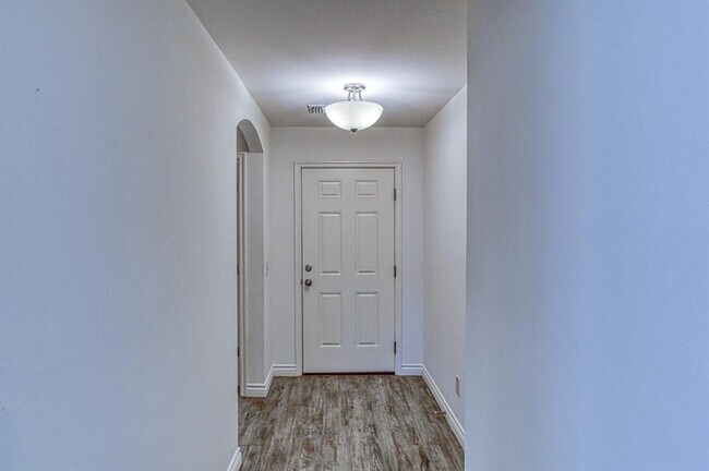 Foto del edificio - 15712 Bennett Dr