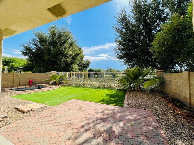 Foto del edificio - 5 Bedroom Home on the Lake in Rancho Sahua...