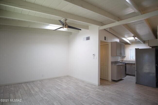 Building Photo - 919 N Catalina Ave