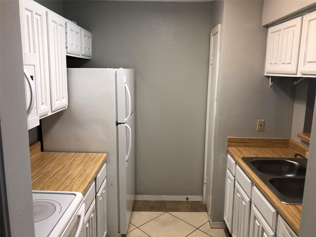 Building Photo - 3500 Tangle Brush Dr