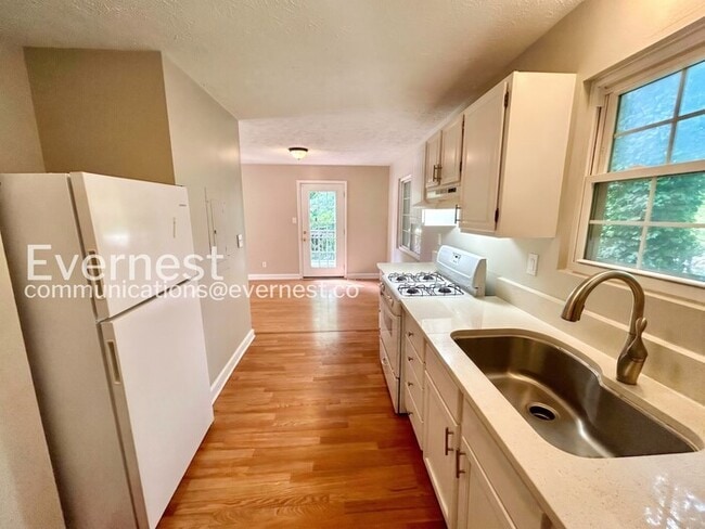 Building Photo - 2771 Skyland Dr NE