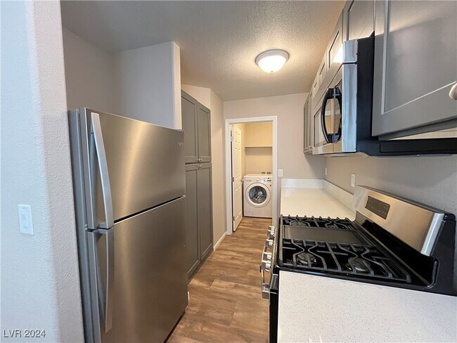 Foto del edificio - 6633 Lund Dr