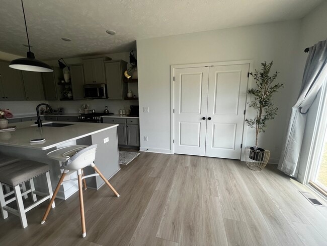 Pantry/breakfast nook - 362 Jonagold Dr NE