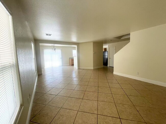 Building Photo - Beautiful two-story single-family house