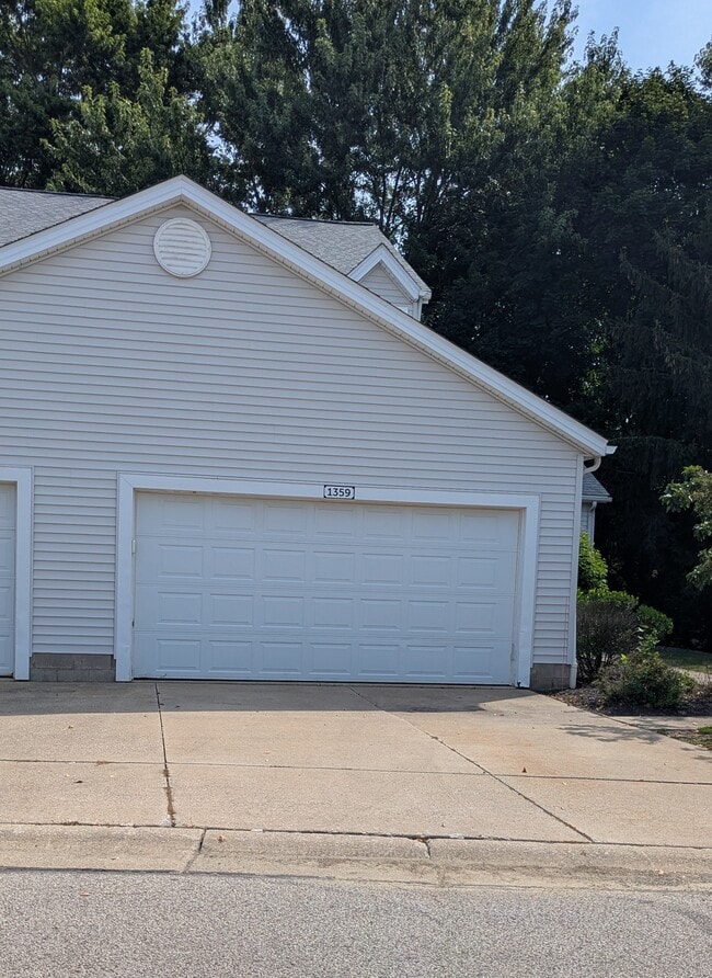 Building Photo - 1359 Meadow Run