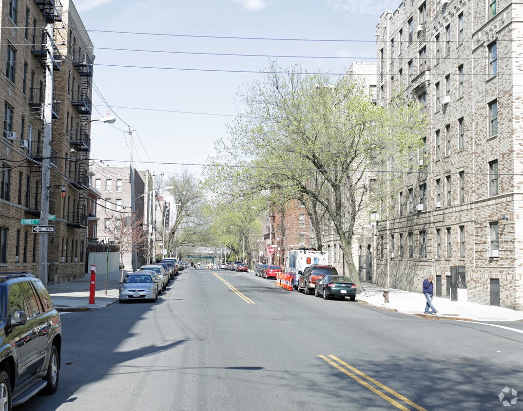 Building Photo - 807 Arnow