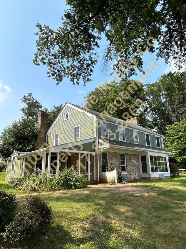 Primary Photo - 4 BR House in Eastern School District with...