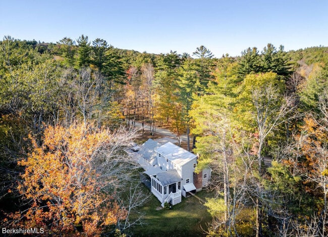 Foto del edificio - 230 Middle Rd